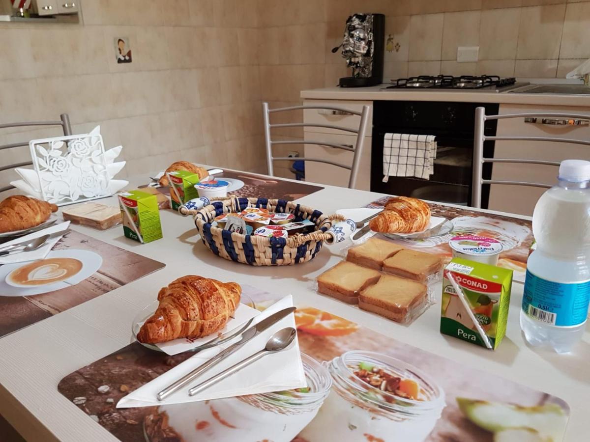 B&B A Casa Di Amici カゼルタ エクステリア 写真